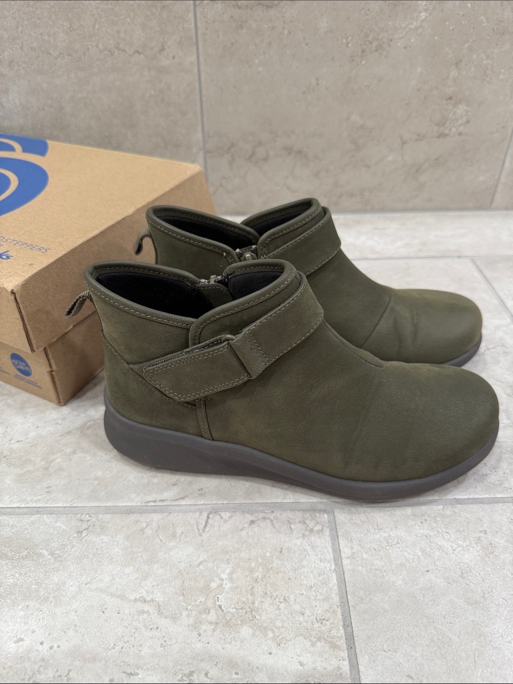 Cloudsteppers by Clark’s Sillian 2.0 West Ankle Boots olive green women 6.5 W